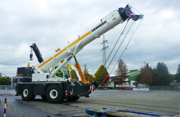 A Liebherr passou a fabricar guindaste RT e lançou a nova linha RT, com dois modelos, na classe de 90 e 100 ton. modelo LRT 1090-2.1.e o LRT 1100-2.1